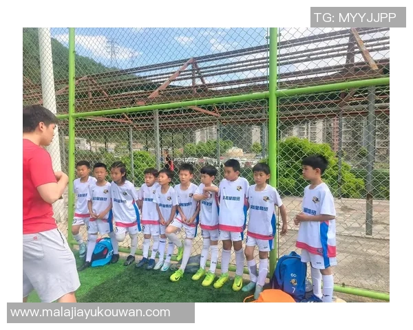 足球明星合影精彩瞬间集锦展现球场风采与友谊的完美结合